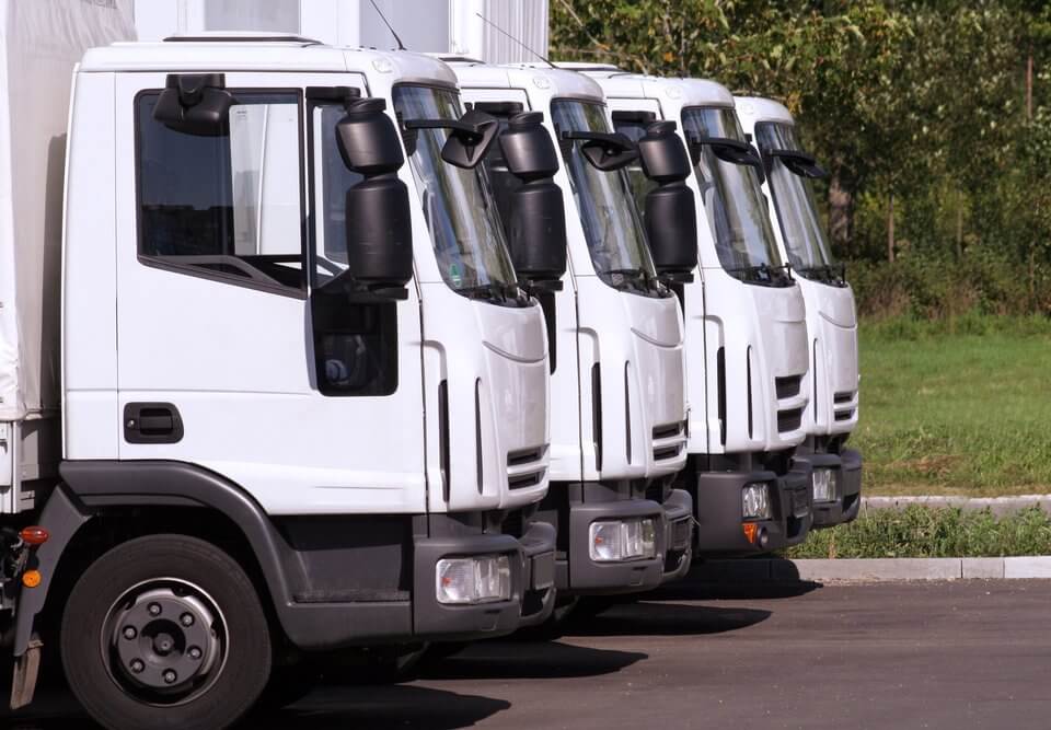 in-line trucks in a line haul shipping delivery for businesses b2b routing for manufacturers and retailers to reduce delivery transit times